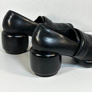 WOMEN'S SIZE 9 SLIP ON SHOES